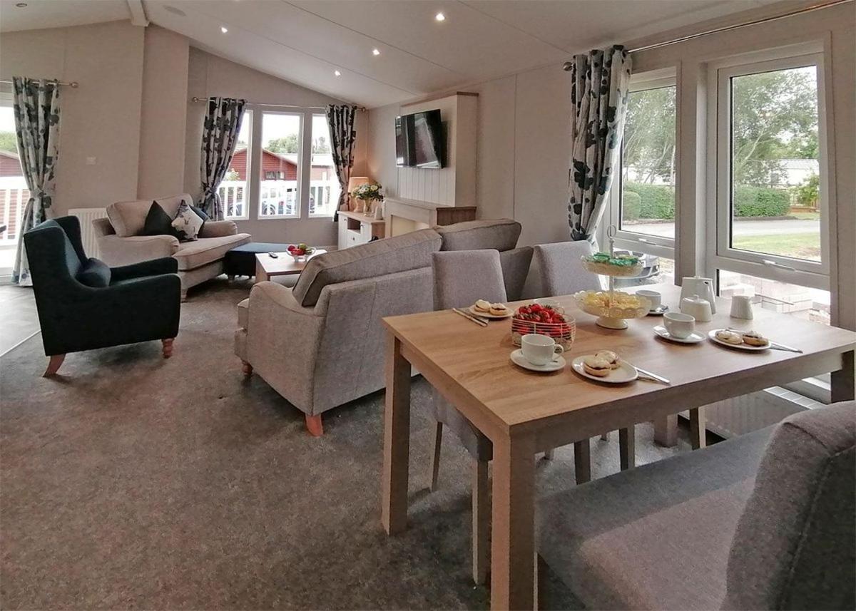The Springs Lakeside Holiday Park Fladbury Dış mekan fotoğraf