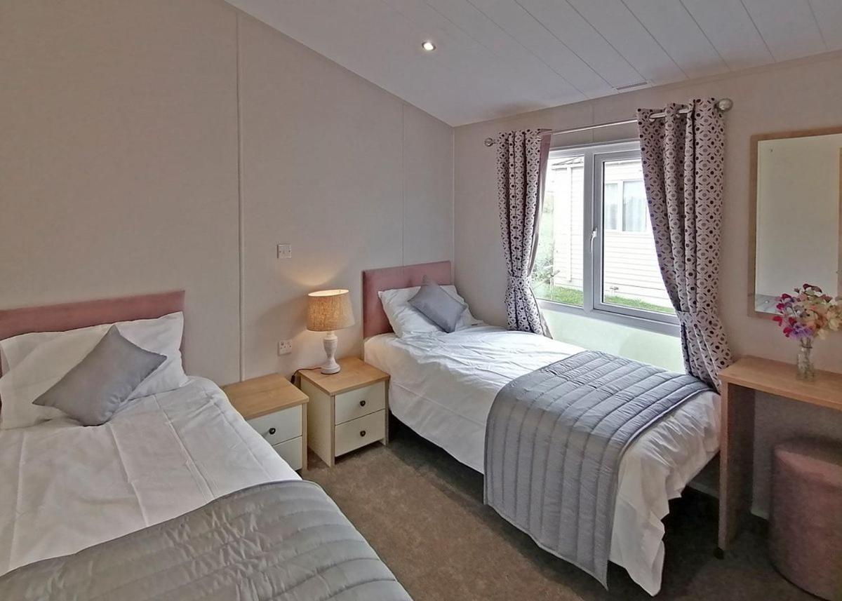 The Springs Lakeside Holiday Park Fladbury Dış mekan fotoğraf